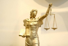 Ruslano Kondratjevo nuotraukoje: Temidė - teisingumo simbolis